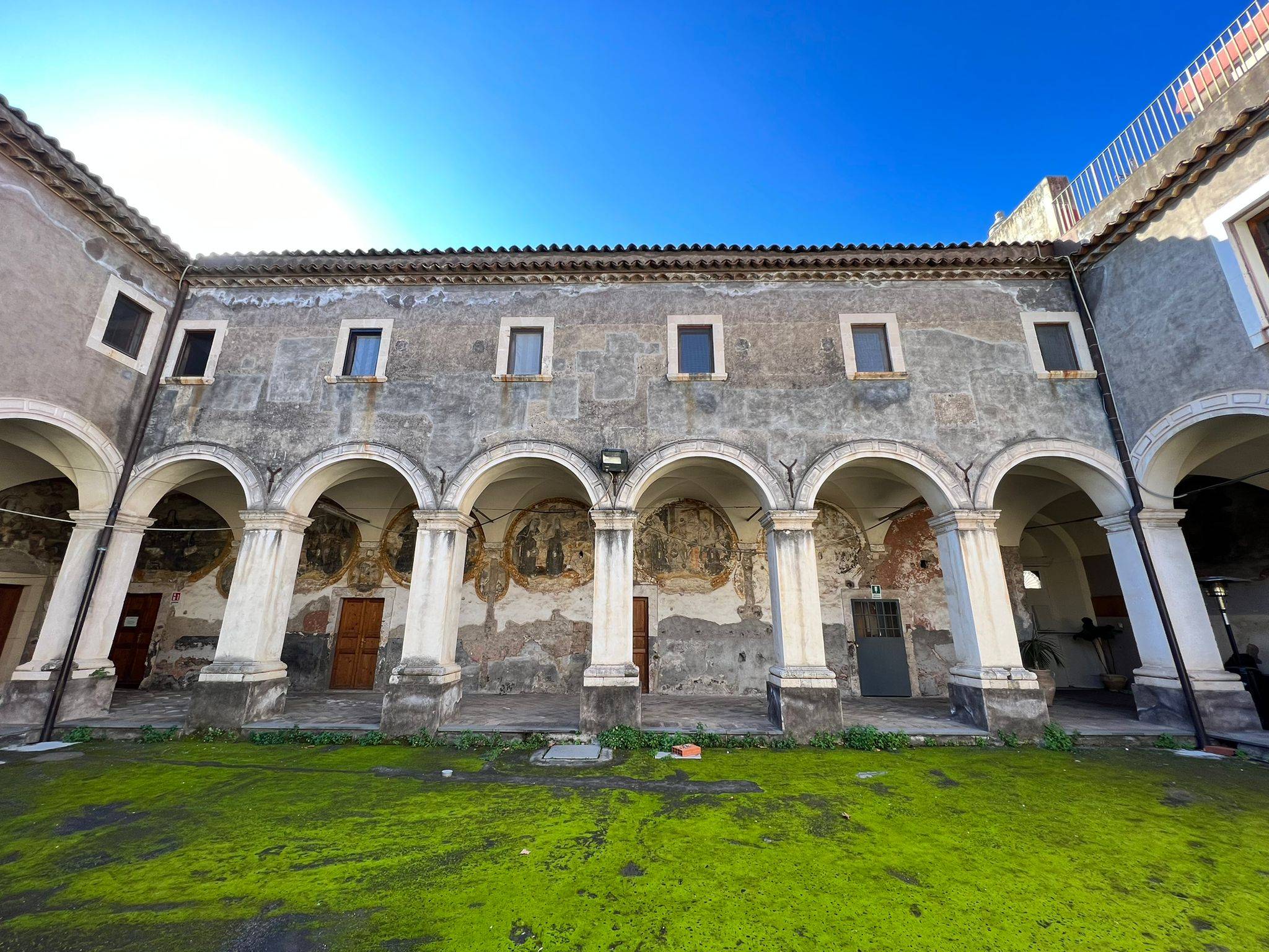 chiostro-Santa-Maria-di-Gesu-Catania_1.jpeg