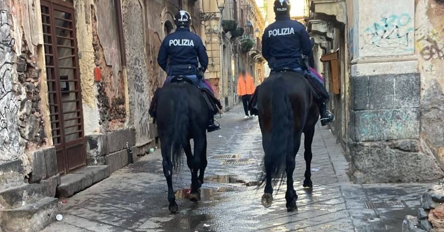 foto-4-CONTINUANO-I-CONTROLLI-DA-PARTE-DELLA-POLIZIA-DI-STATO-NEL-RIONE-DI-SAN-BERILLO-VECCHIO-1.jpg