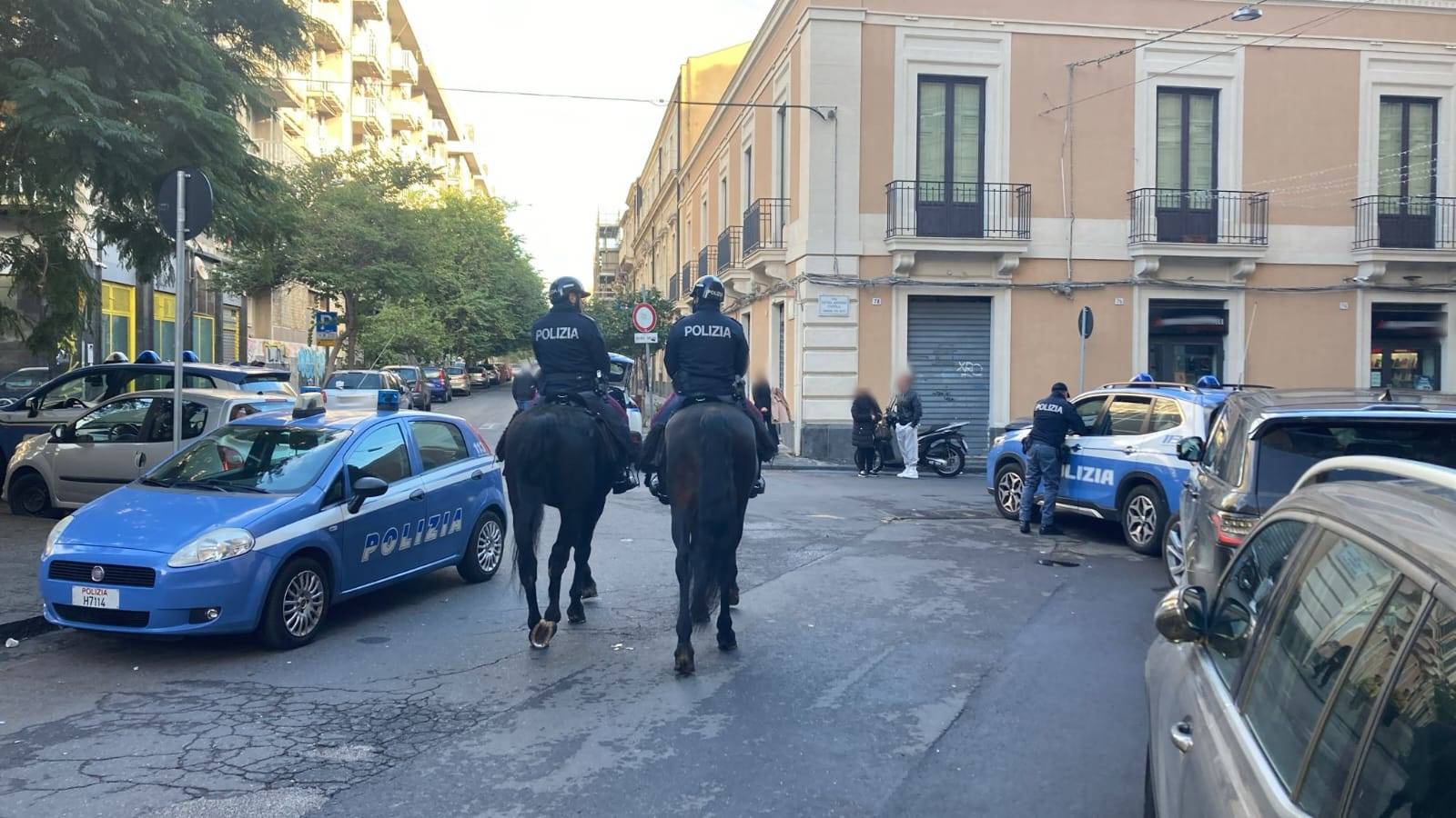 foto-6-CONTINUANO-I-CONTROLLI-DA-PARTE-DELLA-POLIZIA-DI-STATO-NEL-RIONE-DI-SAN-BERILLO-VECCHIO.jpg