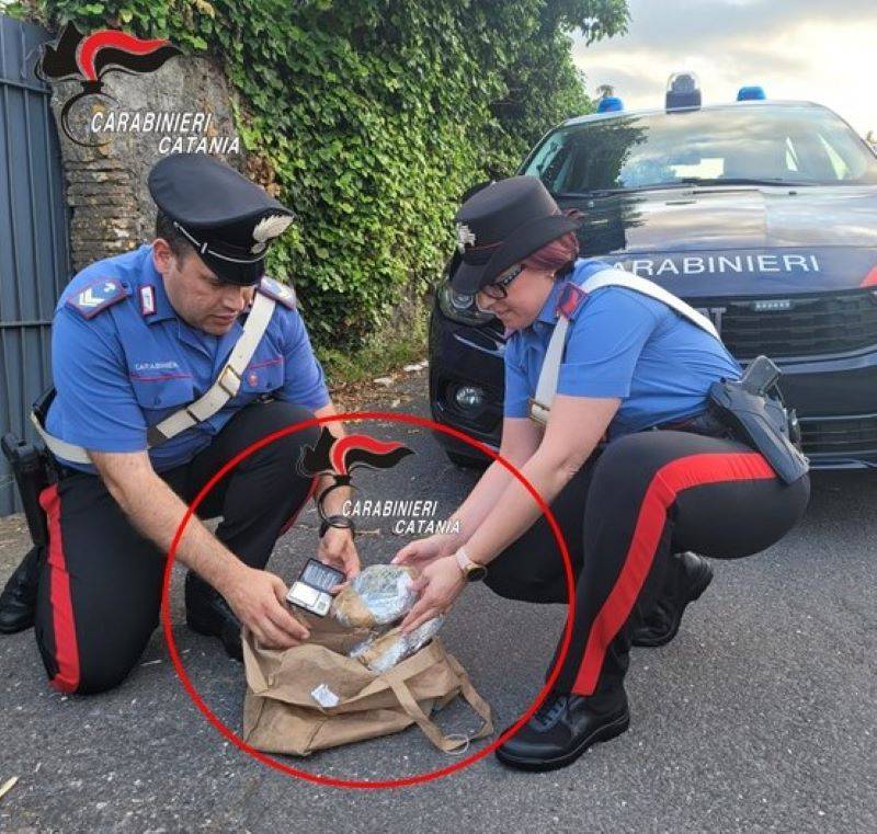 foto-arresto-per-stupefacenti-CC-Aci-SantAntonio.jpg