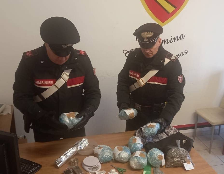 la-droga-sequestrata-dai-carabinieri.jpg