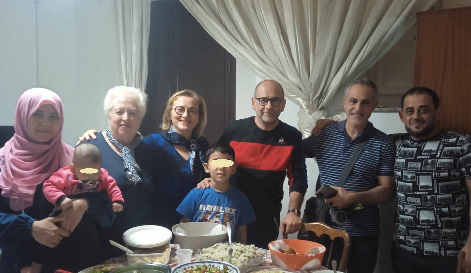 la-famiglia-Tamer-con-alcuni-amici-di-Comiso.jpg