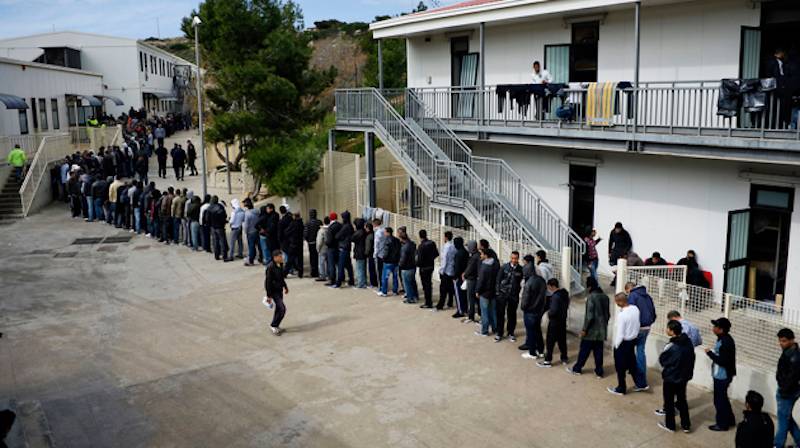 lampedusa-migranti-centro-accoglienza-3.jpg