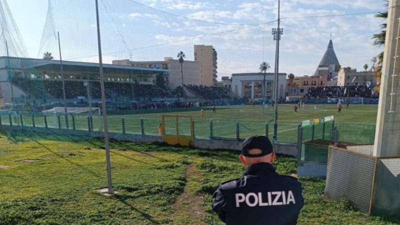 polizia-campo-calcio.jpg