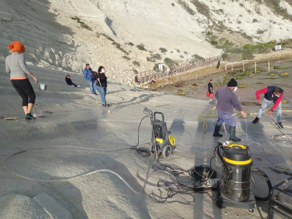 scala-dei-turchi-volontari-al-lavoro.jpeg