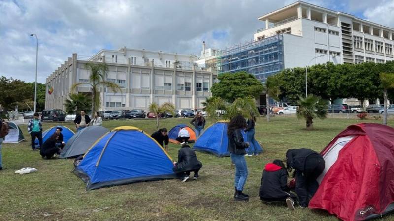 studenti-tenda.jpg