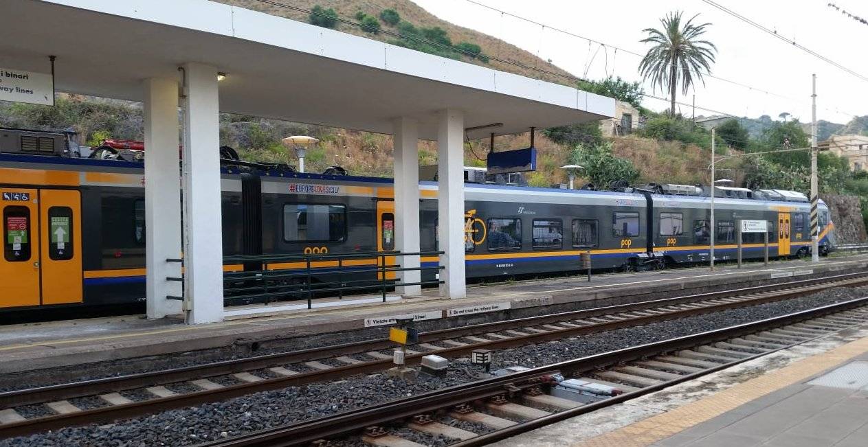 treno-stazione-ferroviaria-ferrovia-3.jpeg