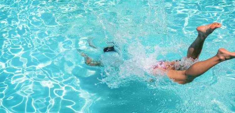 tuffo-in-piscina-1.jpg