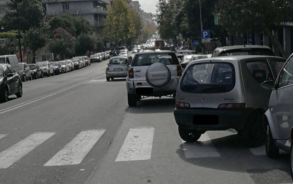 viale-vittorio-veneto-auto-posteggiata-su-strisce-pedonali.jpg