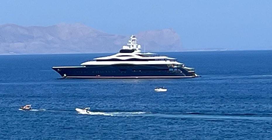 yacht-zuckerberg.jpg